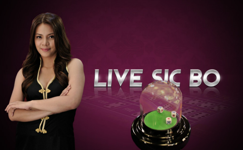 Азиатка крупье рядом с прибором для игры в сик бо и надпись 