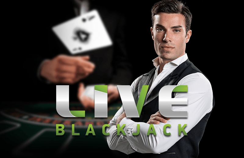 Молодой крупье в строгом костюме перезентует игру Live Blackjack