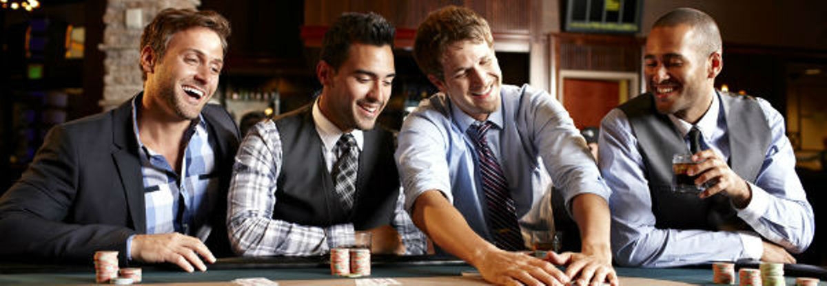 Четверо элегантных мужчин за игрой в покер