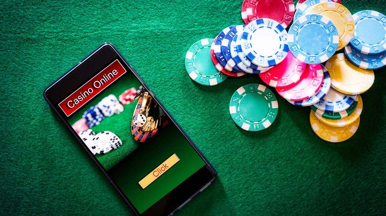 Смартфон с открытым онлайн казино лежит на столе для игры в покер