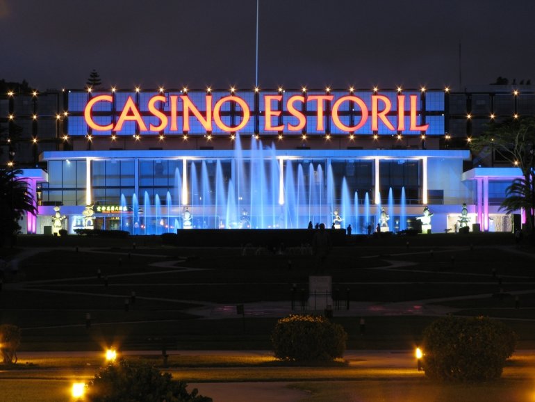 Вечерний вид на фасад казино Estoril в городе Эшторил в Португалии