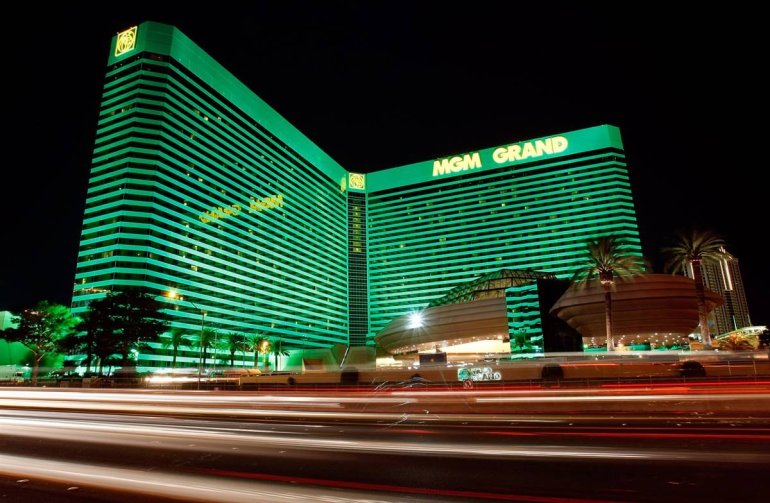 Ночной вид на казино MGM Grand в Лас-Вегасе