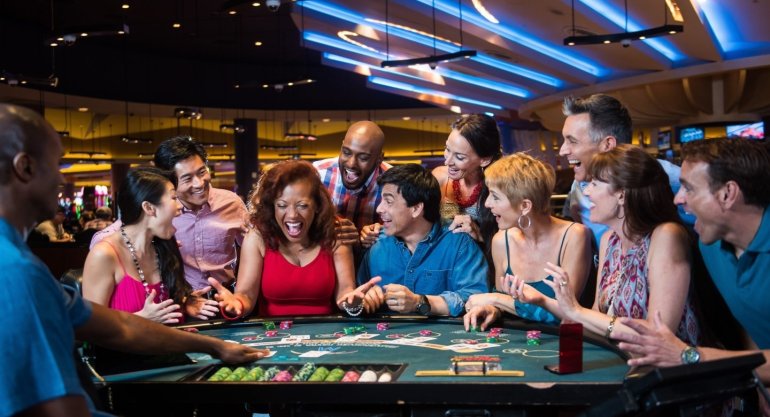 Веселая компания играет в блэкджек в престижном казино на курорте Туниса