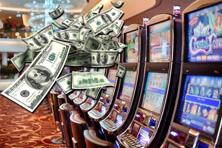 Множество долларовых купюр рассыпается в зале игровых автоматов