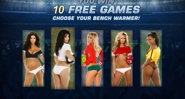 Пятерка сексуальных красоток в откровенном спортивном белье презентуют игровой автомат Benchwarmer football girls от Playtech