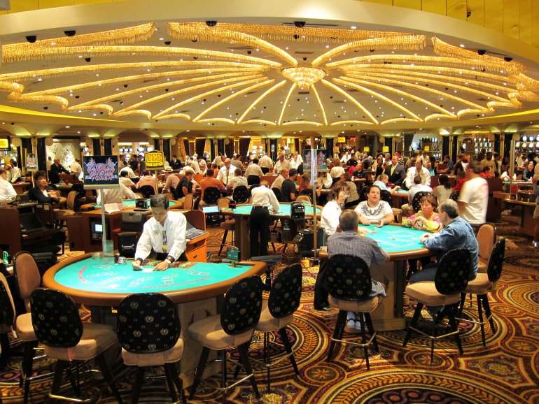 Игорный зал казино Caesars Palace, заполненный игроками