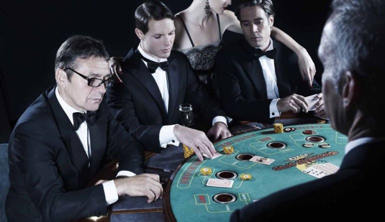 Темнокожий дилер ведет игру в покер для интеллигентных игроков