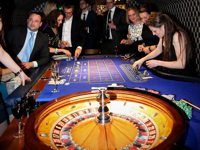 Люди играют в рулетку в подземном казино North Cadbury Court в Англии