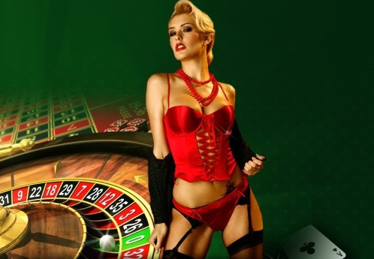 Сексуальная блондинка в красном нижнем белье откровенно позирует на фоне поля рулетки