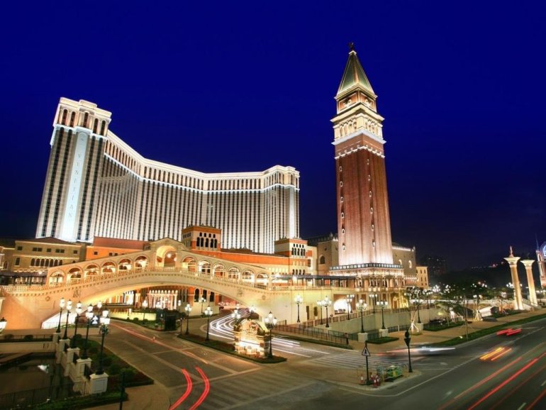 Ночной вид на казино-отель Venetian Macao