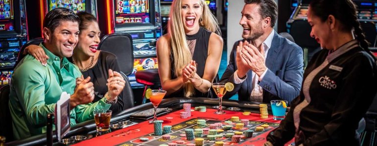 Сексуальные красотки и богатые мужчины отрываются в казино за игрой в рулетку и распитием алкогольных коктейлей