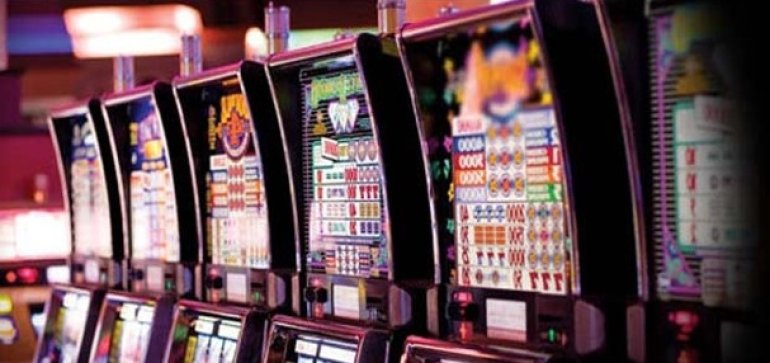 Ряд автоматов с видео покером в казино
