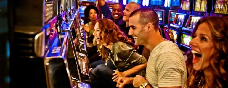 Азартные игроки за автоматами в дорогом казино