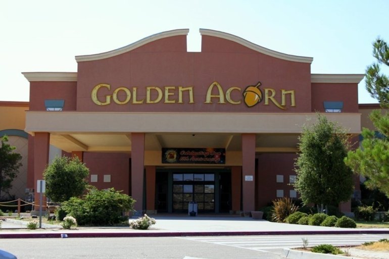 Фасад казино Golden Acorn в Сан-Диего
