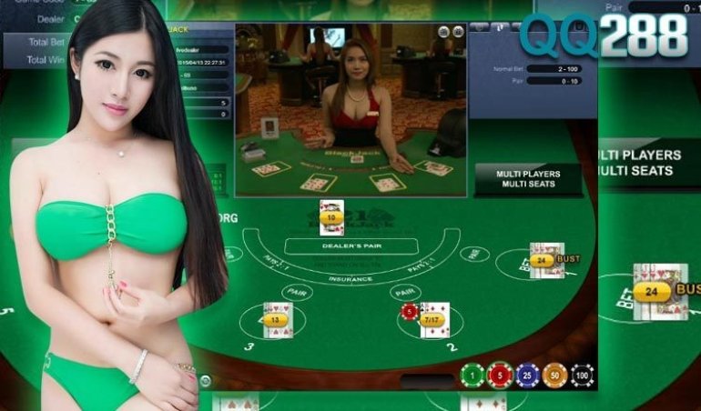 Сексуальная азиатка в зеленом купальнике презентует лайв-игры казино
