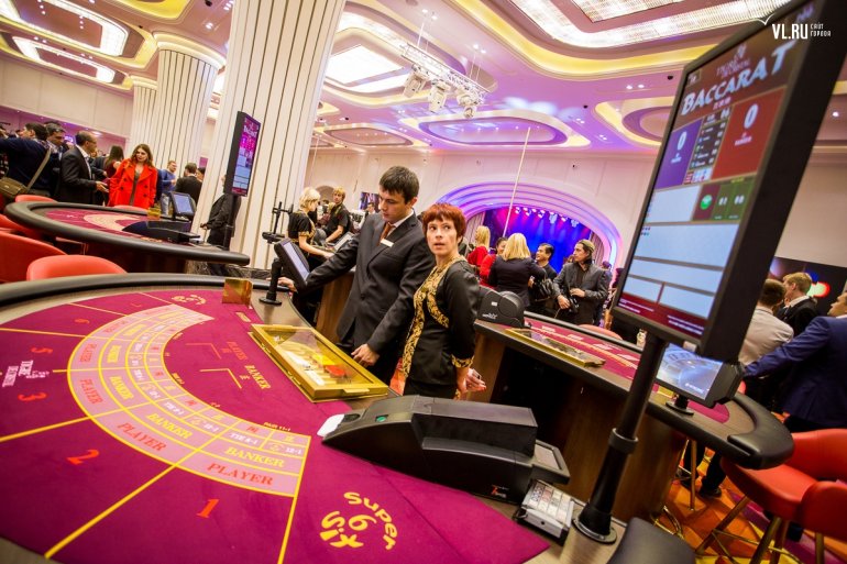 Стол для баккара в просторном зале казино