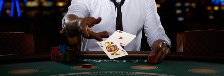 Игрок бросает карты с ключевой комбинацией блэкджека, которая составляет 21 очко