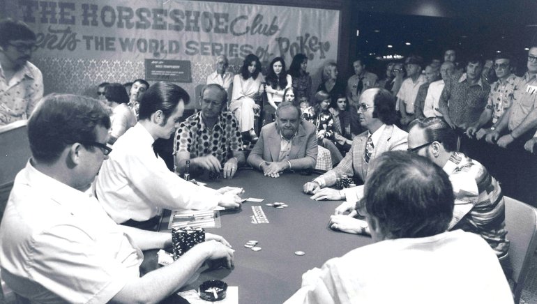 Бенни Биньон за столом с игроками в покер