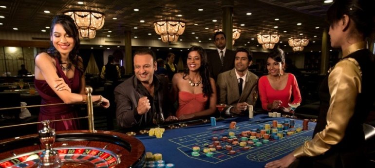 Индуские девушки и мужчины за игрой в рулетку