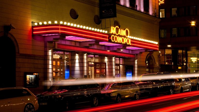 Швейцарское Casino Cosmopol Stockholm светится огнями в ночное время