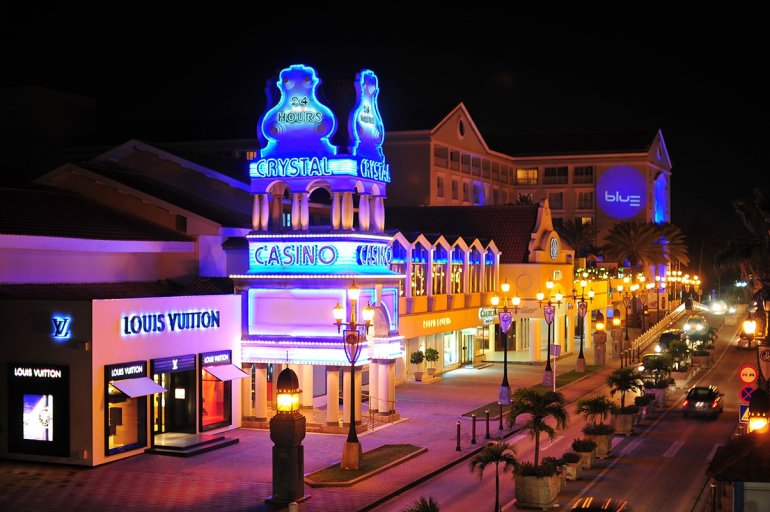 Фасад здания Renaissance Aruba Casino с ночной подсветкой