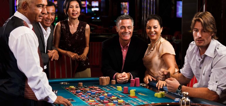 Люди разных национальностей играют в рулетку в дорогом казино