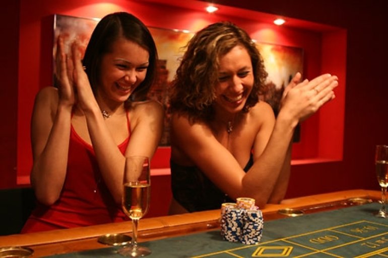 Двое зажигательных подруг в вечерних платьях сорвали куш в казино