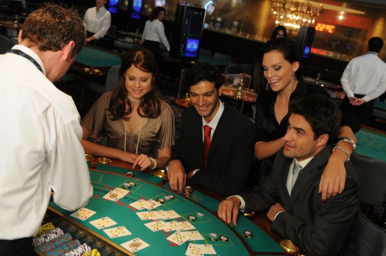 Двое молодых греков отрываются в казино за игрой в блэкджек в компании двух красоток