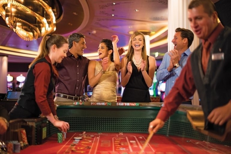 Блондинка и брюнетка вместе со своими мужчинами зажигают в казино за игрой в крэпс
