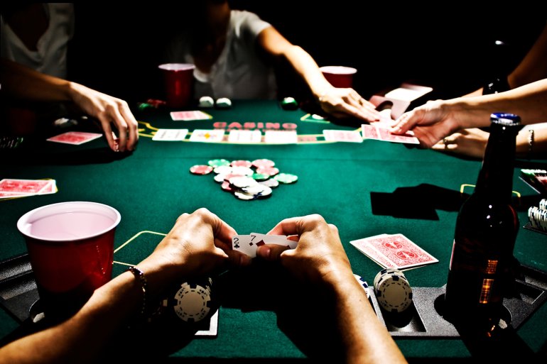 Начинаем играть в покер. на столе карты, деньги, фишки и пиво