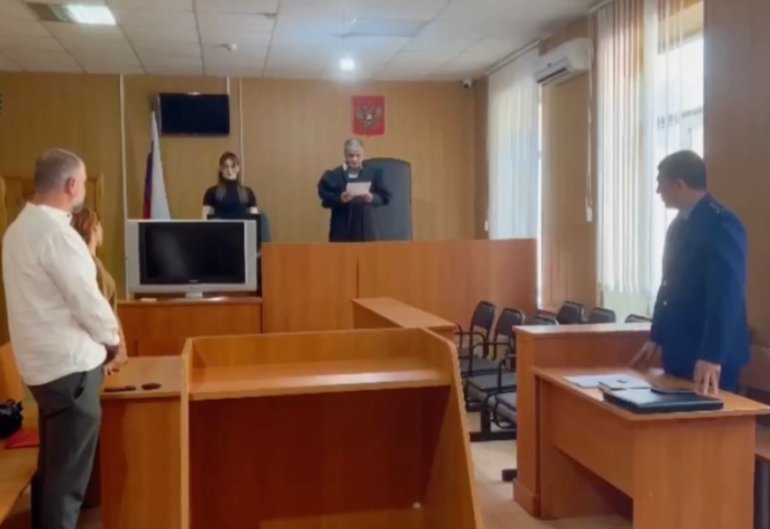Проиграла деньги односельчан