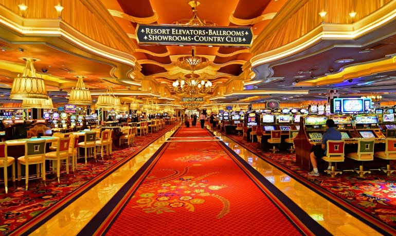 Роскошный зал с игровыми автоматами в казино казино Wynn