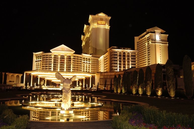 Ночной вид на  Caesar Palace Casino в Лас-Вегасе