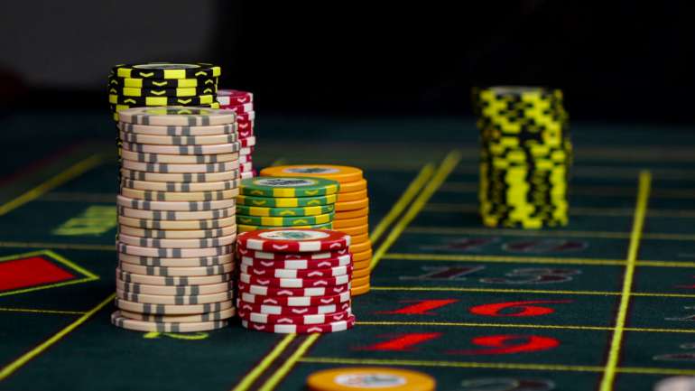 Игровые жетоны на столе рулетки в Некорректная ставка Фишки казино в Incorrect Bet