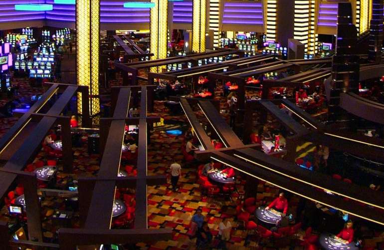 Традиционный зал офлайнового казино в Игорное заведение Зал казино в Gambling House