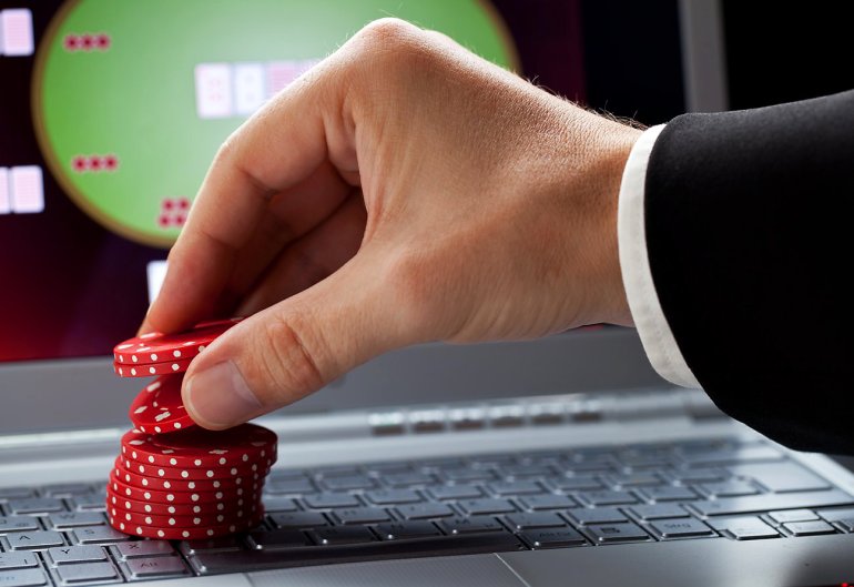 Онлайн покер, фишки на клавиатуре