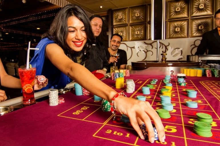 Красотка индуска совершает ставку фишками в казино на Гоа