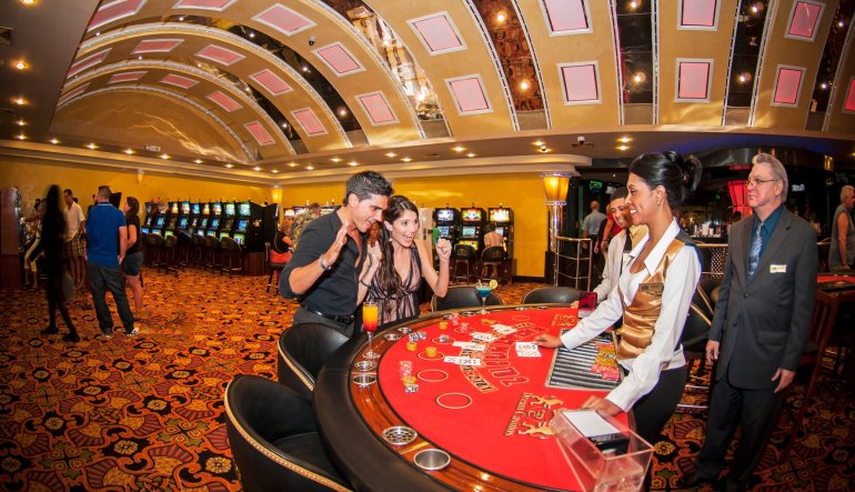 Молодая парочка отрывается за игрой в блэкджек в Lido Casino on MV Leisure World в Сингапуре