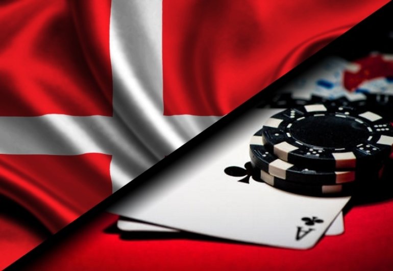 Флаг Дании крупным планом и рядом карты и фишки