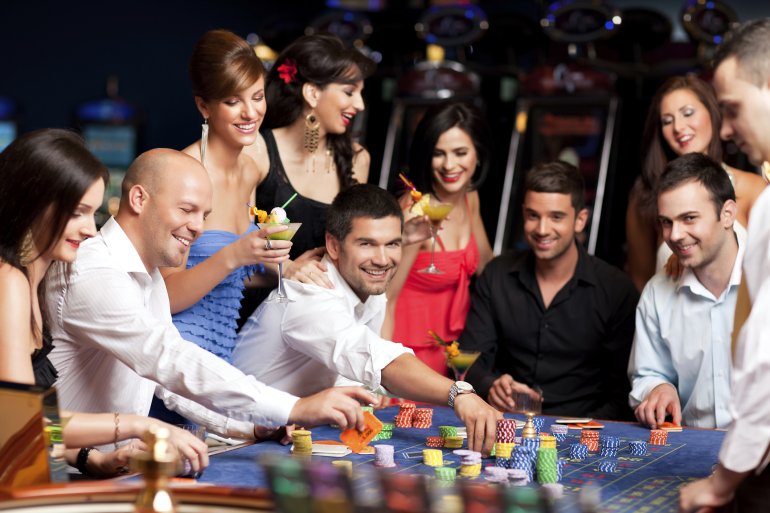 Игроки делают ставки в казино рядом красивые девушки
