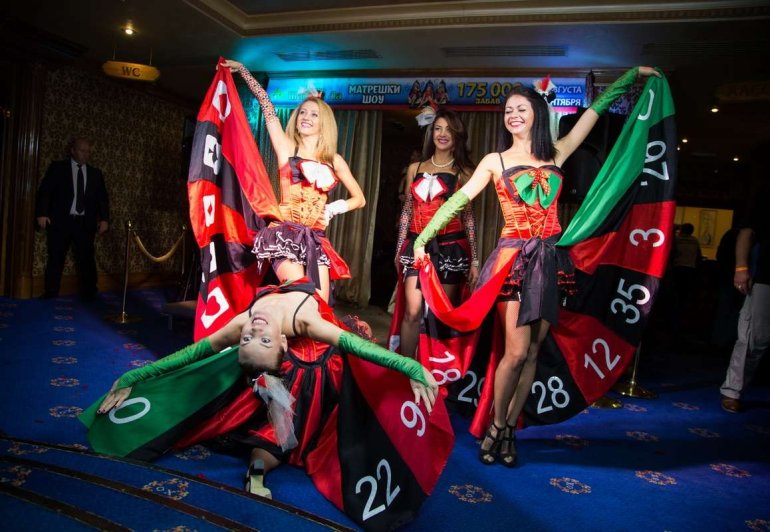 Тройка танцовщиц  о откровенных платьях в зале казино Шангри Ла в Минске