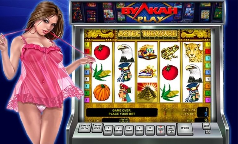 Обнаженная девушка в прозрачном платье рекламирует игровой автомат Сокровища Ацтеков от казино Вулкан