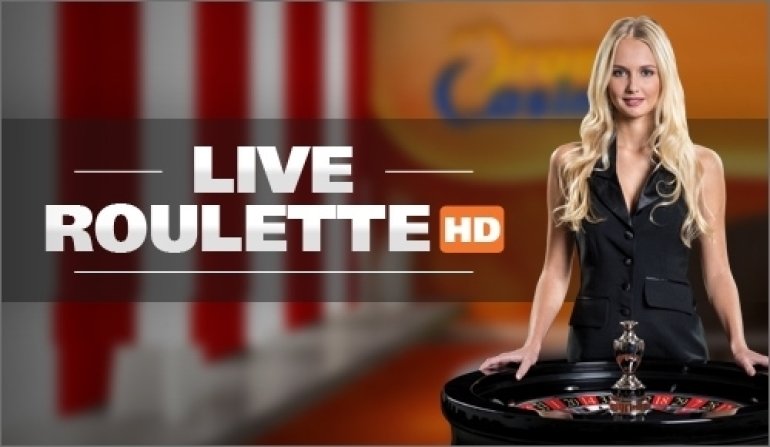 Стройная блондинка в форме крупье позирует у стола для рулетки, а рядом надпись "Live Roulette HD"
