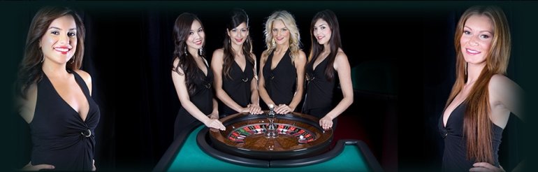 Шестеро сексуальных девушек дилеров казино в черных обтягивающих платьях стоят у колеса рулетки