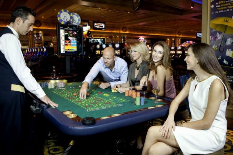 Азартные туристы за игрой в рулетку в Regency Casino Thessaloniki