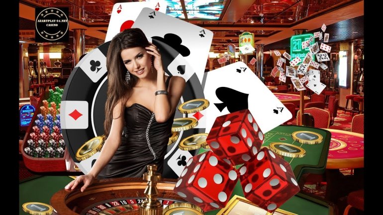 Привеливая девушка в обтягивающем вечернем платье позирует на фоне зала казино, а вокруг летают разные атребуты азартных - карты, фишки, деньги, колесо рулетки