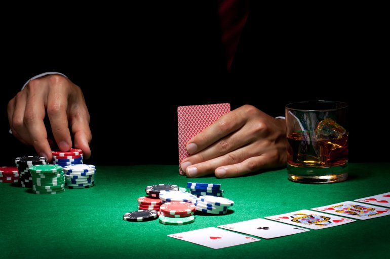 Начинаем играть в покер. на столе карты виски и фишки