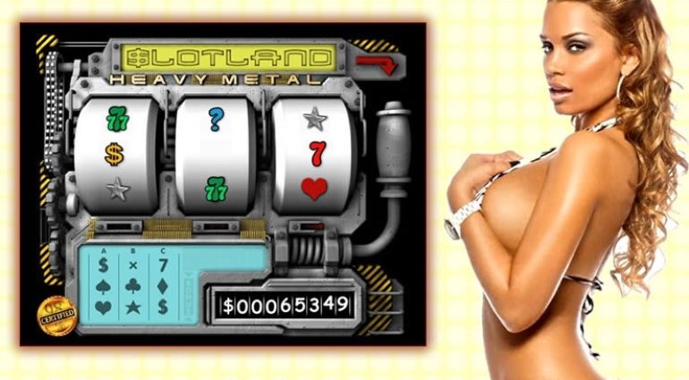 Смуглая блондинка с грудью пятого размера сексуально позирует рядом с игровым автоматом Хеви Метал