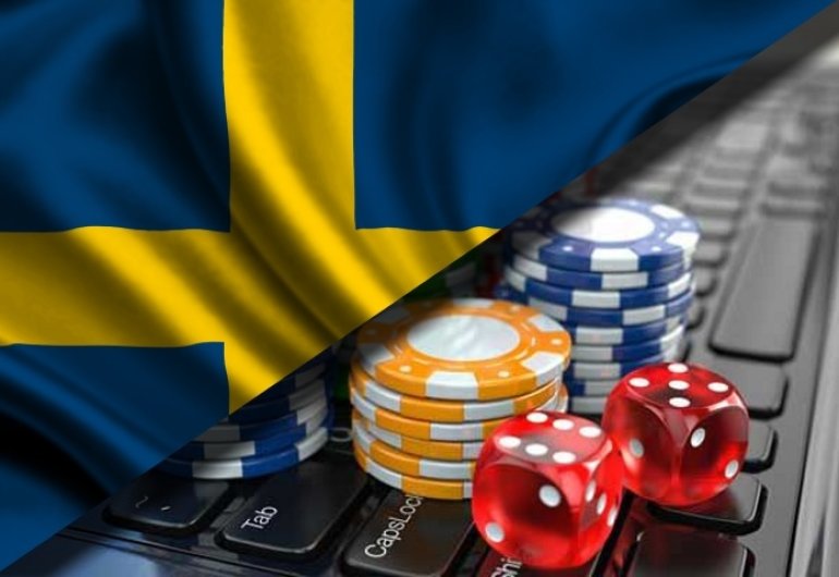 Игорные атрибуты на клавиатуре ноутбука и флаг Швеции