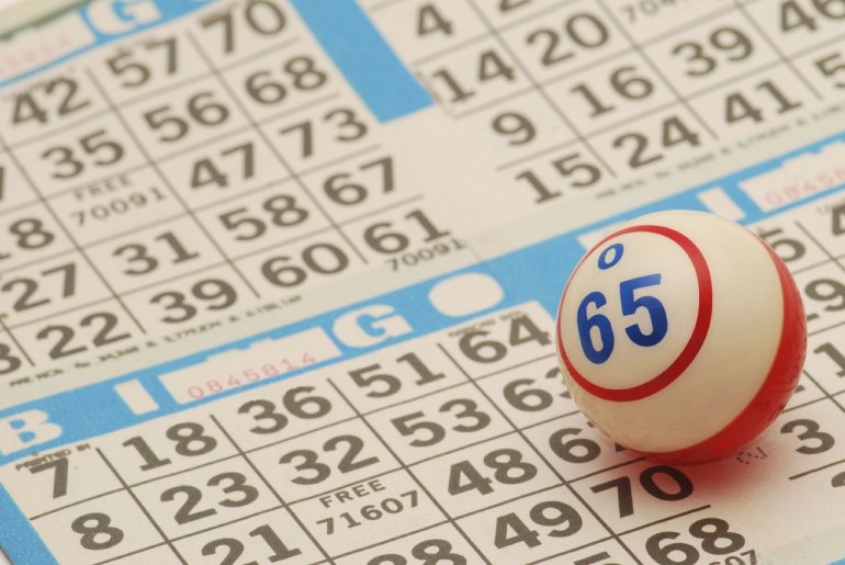 Шарик с номером 65 лежит на лотерейном билете